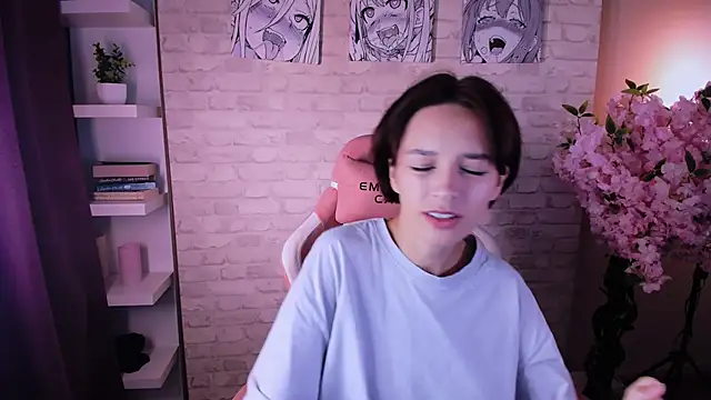 VivianLy  online show from September 24, 2025, 11:24 am