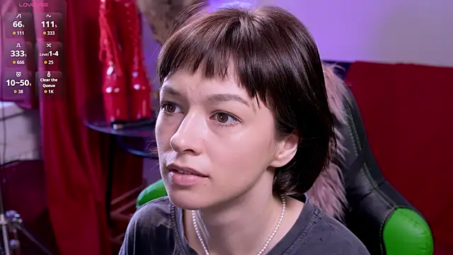 VivianLy  online show from April 10, 2026, 6:29 am