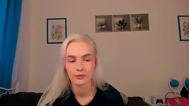 OliviaKisss online show from April 26, 2026, 1:42 pm
