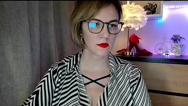 Snapshot of feliziaDesire chatting on October 12, 2025, 1:10 pm feliziaDesire online show from October 12, 2025, 1:10 pm