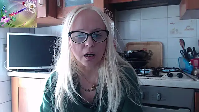 Snapshot of martachatte chatting on October 8, 2025, 8:56 am martachatte online show from October 8, 2025, 8:56 am