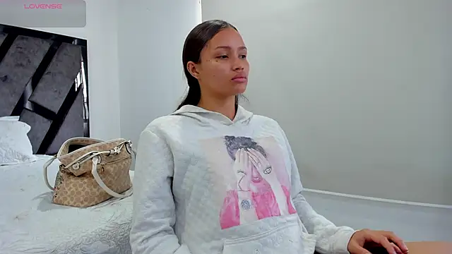 Snapshot of AnnieAndStefan chatting on December 6, 2024, 1:33 pm AnnieAndStefan online show from December 6, 2024, 1:33 pm