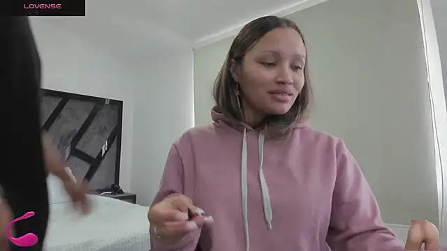 Snapshot of AnnieAndStefan chatting on November 6, 2025, 2:18 pm AnnieAndStefan online show from November 6, 2025, 2:18 pm