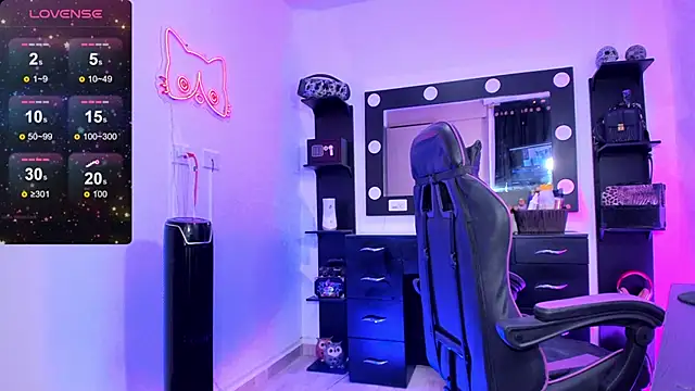 Snapshot of miss_kitty chatting on October 15, 2025, 11:27 pm miss kitty online show from October 15, 2025, 11:27 pm