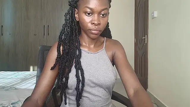 Snapshot of queen_heather chatting on March 20, 2025, 5:24 am queen heather online show from March 20, 2025, 5:24 am