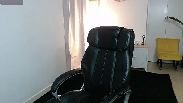 Crystal-dreamt online show from April 2, 2026, 9:18 am