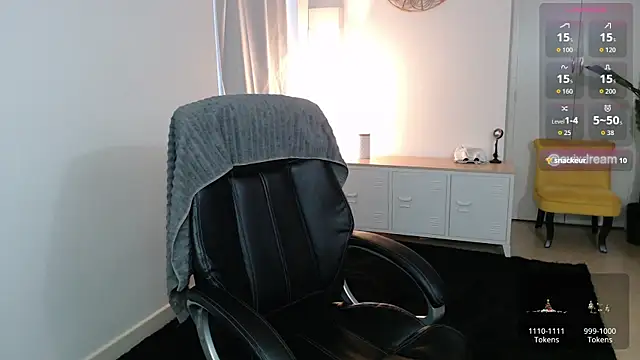 Crystal-dreamt online show from April 6, 2026, 8:48 am