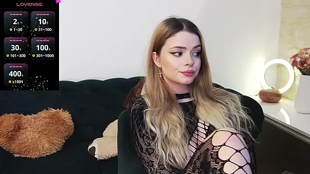 Snapshot of Kailynn_Moenn chatting on December 19, 2024, 6:34 pm Kailynn Moenn online show from December 19, 2024, 6:34 pm