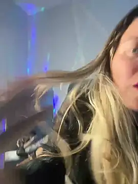 Snapshot of SkyelarSommer chatting on December 12, 2024, 5:10 am SkyelarSommer online show from December 12, 2024, 5:10 am