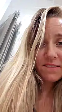 Snapshot of SkyelarSommer chatting on December 14, 2024, 1:50 am SkyelarSommer online show from December 14, 2024, 1:50 am