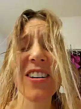 Snapshot of SkyelarSommer chatting on January 5, 2025, 2:38 am SkyelarSommer online show from January 5, 2025, 2:38 am