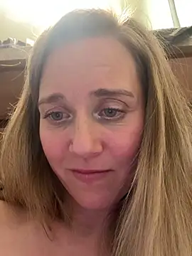 Snapshot of SkyelarSommer chatting on March 3, 2025, 5:53 am SkyelarSommer online show from March 3, 2025, 5:53 am