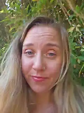 Snapshot of SkyelarSommer chatting on March 19, 2025, 5:39 pm SkyelarSommer online show from March 19, 2025, 5:39 pm