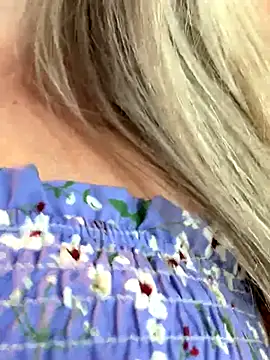 Snapshot of SkyelarSommer chatting on September 13, 2025, 5:46 pm SkyelarSommer online show from September 13, 2025, 5:46 pm