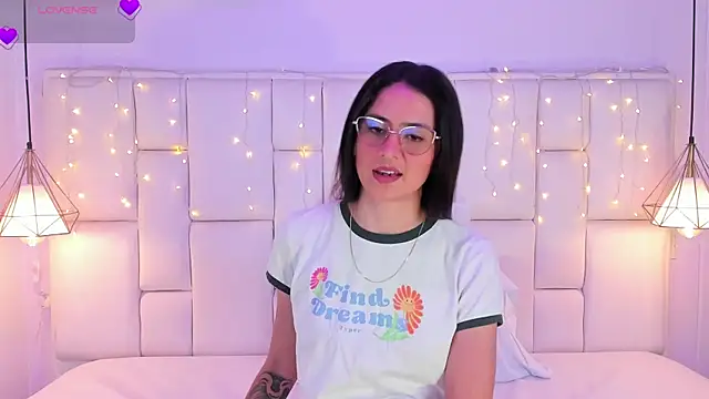 Snapshot of SarahSophia_ chatting on February 3, 2025, 11:42 am SarahSophia online show from February 3, 2025, 11:42 am