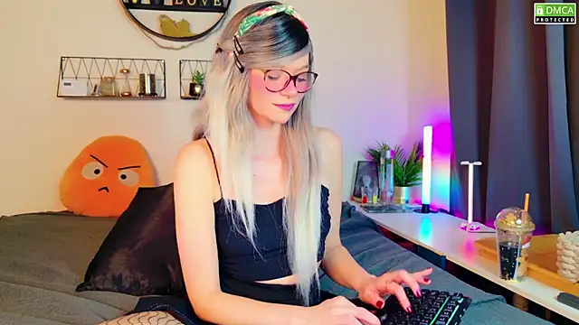 Snapshot of Kittychatte chatting on February 13, 2025, 8:45 pm Kittychatte online show from February 13, 2025, 8:45 pm