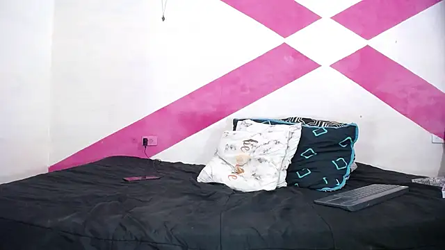 Snapshot of MIA_luxce29 chatting on January 8, 2025, 1:32 am MIA luxce29 online show from January 8, 2025, 1:32 am