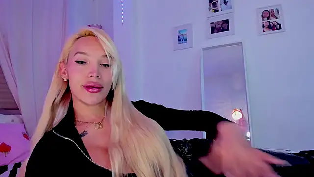 Snapshot of _viioletweekend_ chatting on January 31, 2026, 8:51 pm viioletweekend online show from January 31, 2026, 8:51 pm