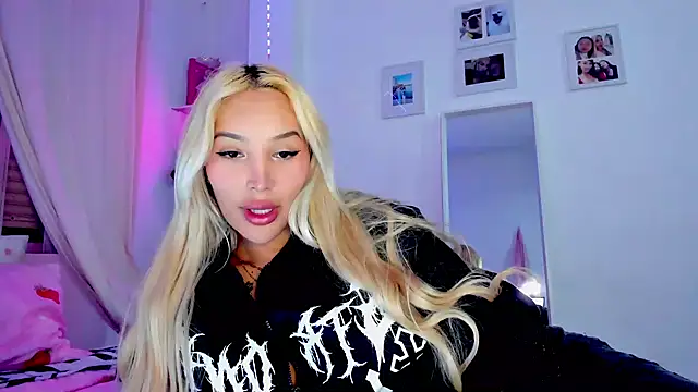 Snapshot of _viioletweekend_ chatting on February 16, 2026, 8:38 pm viioletweekend online show from February 16, 2026, 8:38 pm