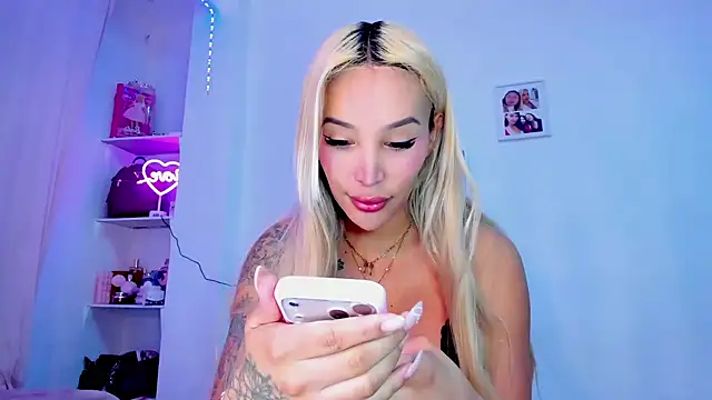 Snapshot of _viioletweekend_ chatting on March 11, 2026, 7:42 pm viioletweekend online show from March 11, 2026, 7:42 pm