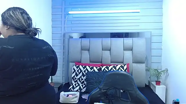 evelin zaens online show from March 28, 2026, 4:12 am