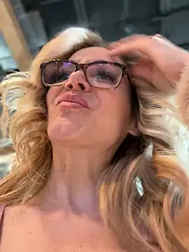 MessyNastyQueen online show from December 27, 2024, 8:50 pm