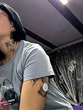 KikiXRed online show from November 20, 2025, 8:25 am