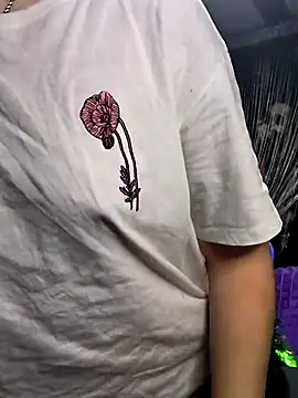 KikiXRed online show from December 17, 2025, 5:46 am