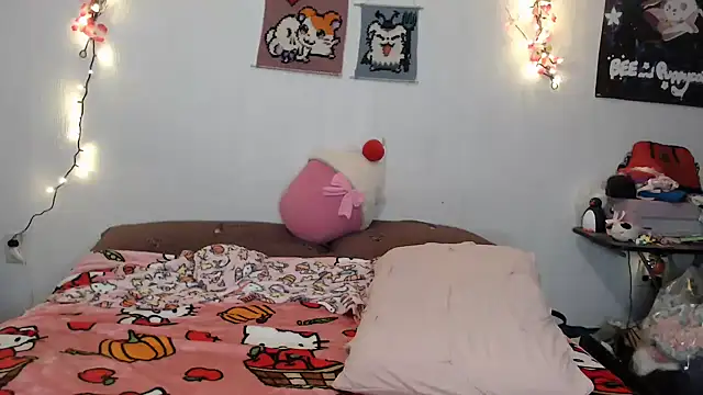 Snapshot of Cupcakecutie449 chatting on October 23, 2025, 7:18 am Cupcakecutie449 online show from October 23, 2025, 7:18 am