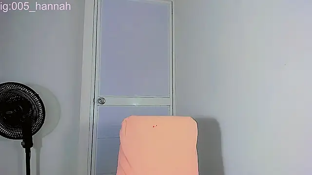 Snapshot of Hannahsmit chatting on October 14, 2025, 9:32 am Hannahsmit online show from October 14, 2025, 9:32 am