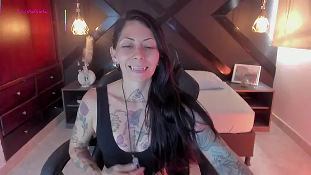 Snapshot of dark_gotica chatting on October 18, 2025, 7:25 pm dark gotica online show from October 18, 2025, 7:25 pm