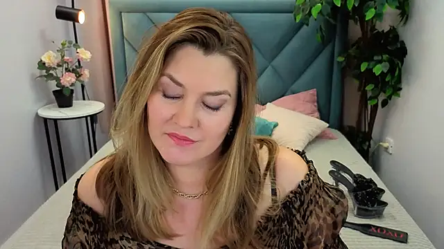 Adele Russo online show from November 18, 2025, 4:33 pm