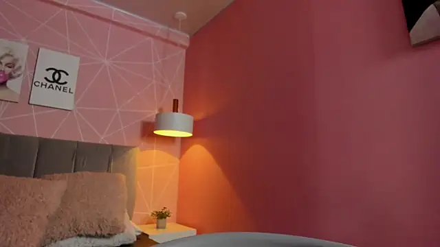 dolly zoe online show from December 18, 2025, 5:13 am