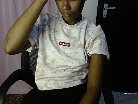 Snapshot of savage_laura chatting on October 25, 2025, 8:00 am savage laura online show from October 25, 2025, 8:00 am