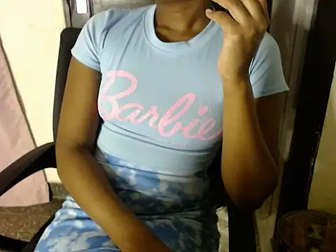 Snapshot of savage_laura chatting on November 3, 2025, 10:42 pm savage laura online show from November 3, 2025, 10:42 pm