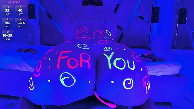 Renatta   online show from November 5, 2025, 9:26 pm