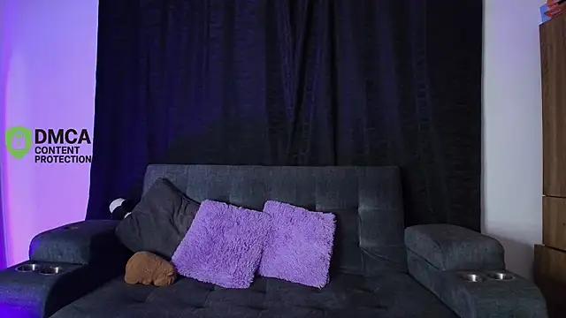 yungelitamor  online show from April 13, 2026, 5:24 am