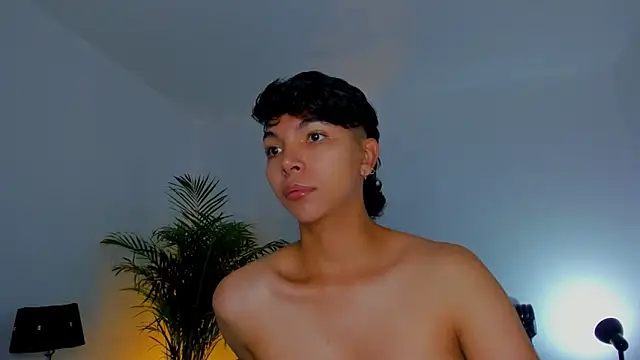 xhenisa  online show from September 25, 2025, 6:33 pm