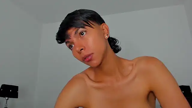 xhenisa  online show from May 12, 2026, 4:48 pm