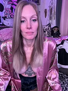 Snapshot of ItsDanniG chatting on February 13, 2025, 5:11 pm ItsDanniG online show from February 13, 2025, 5:11 pm