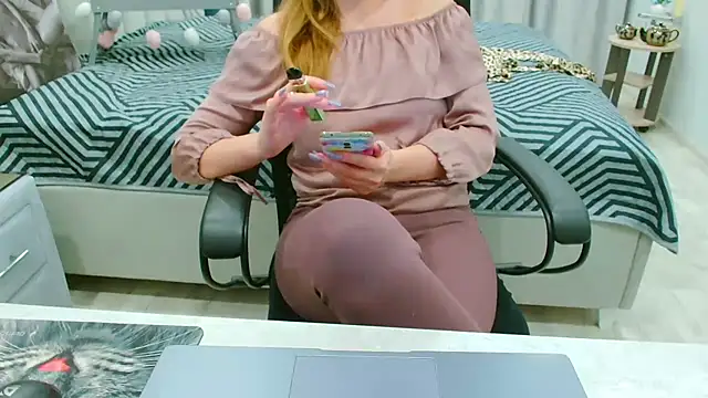 EveLove33 online show from April 5, 2026, 4:37 pm