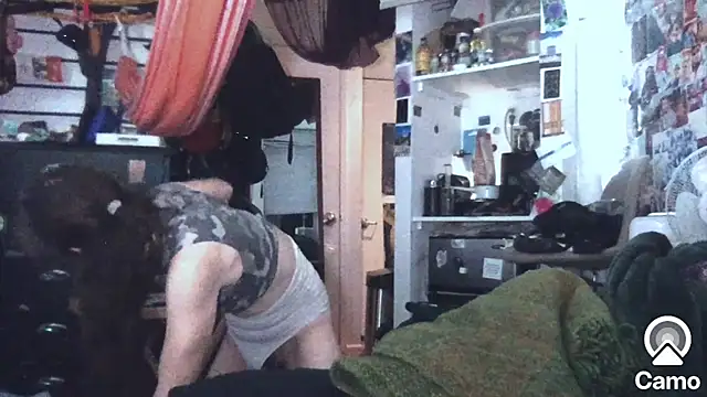 Snapshot of DownstairsSky chatting on October 9, 2025, 4:10 am DownstairsSky online show from October 9, 2025, 4:10 am