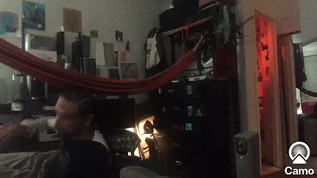 Snapshot of DownstairsSky chatting on November 7, 2025, 8:36 am DownstairsSky online show from November 7, 2025, 8:36 am