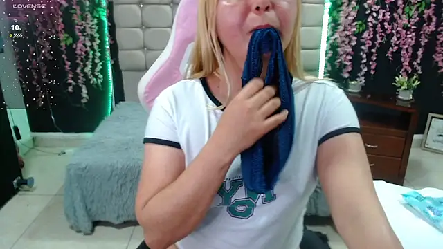 Snapshot of rose_meyer chatting on December 6, 2024, 9:35 pm rose meyer online show from December 6, 2024, 9:35 pm