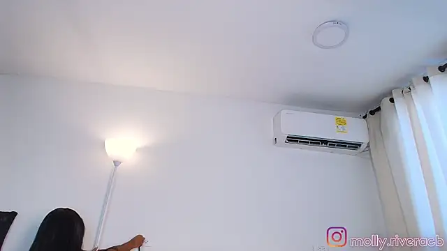 mollyrivera online show from December 18, 2025, 5:41 pm