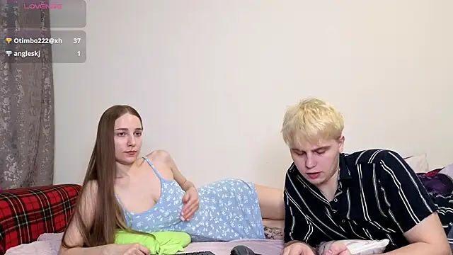 Emily and Ilumi online show from January 18, 2026, 7:39 pm