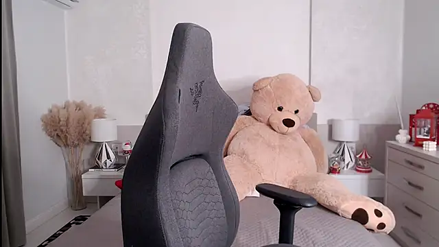 Smileyouarehere online show from February 1, 2025, 11:27 pm