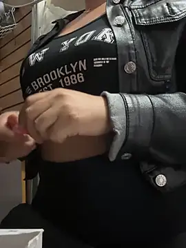 Snapshot of kim_monti chatting on February 5, 2025, 1:04 am kim monti online show from February 5, 2025, 1:04 am