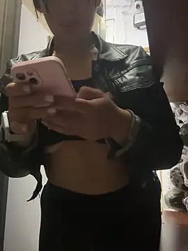 Snapshot of kim_monti chatting on February 5, 2025, 4:06 am kim monti online show from February 5, 2025, 4:06 am