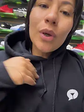 Snapshot of kim_monti chatting on February 14, 2025, 1:02 am kim monti online show from February 14, 2025, 1:02 am